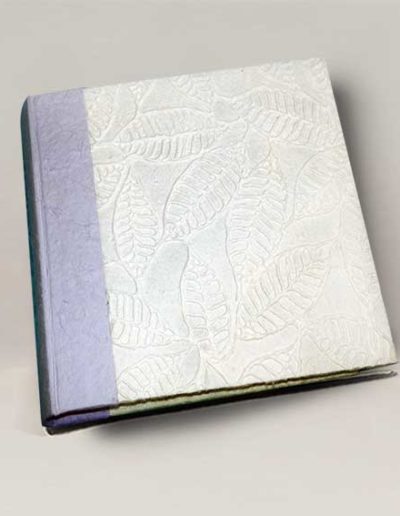 Album foto artigianale rivestito con carta gelso a rilevo bianca e costa gelso lilla