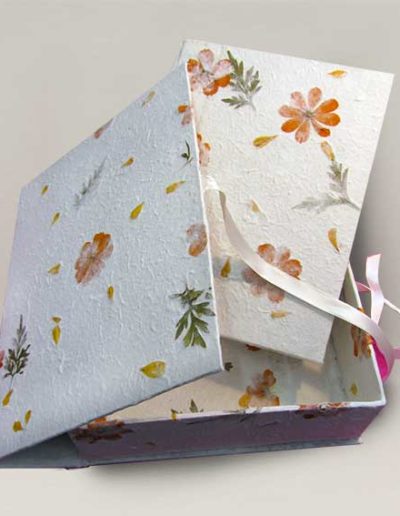 Album foto artigianale rivestito con carta gelso e inserti floreali e scatola abbinata