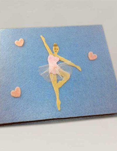 Album foto artigianale rivestito con feltro azzurro e sagomina di ballerina in feltro