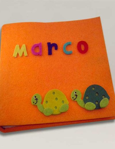 Album foto artigianale rivestito con feltro arancione, due tartarughine in feltro e nome Marco