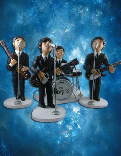 Statuine di terracotta raffiguranti i Beatles mentre cantano in gruppo con batteria e microfoni. Fatto a mano in stile statuine di Napoli