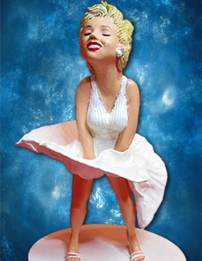 Statuina di terracotta dell'attrice Marilyn Monroe negli abiti di scena del film 