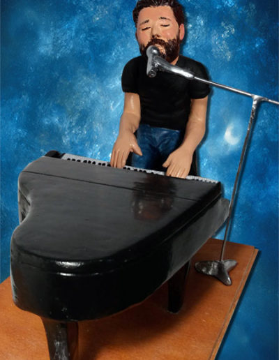 Statuina di terracotta del cantante Paolo Vallesi mentre canta al pianoforte.Fatto a mano in stile statuine di Napoli