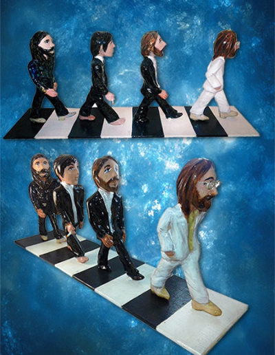 4 statuine di ceramica raffiguranti i Beatles su Abbey Road, la base è di legno dipinta. Fatto a mano in stile statuine di Napoli