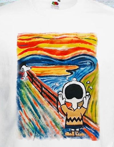 T-shirt dipinta a mano con Charlie Brown che urla