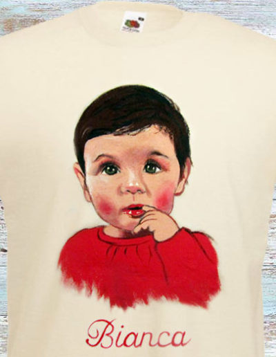 T-shirt bianca dipinta a mano con bambina con dito in bocca di nome Bianca