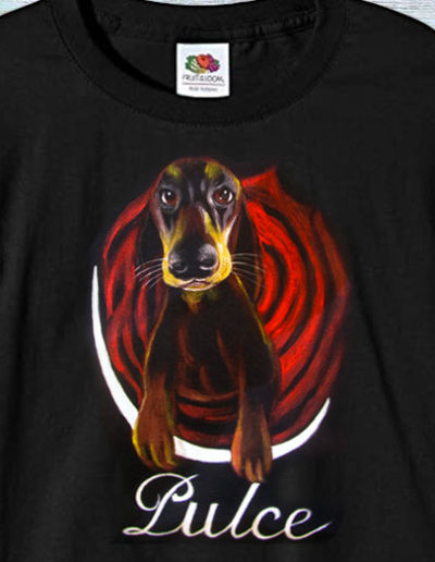T-shirt fatta a mano con cane bassotto di nome Pulce