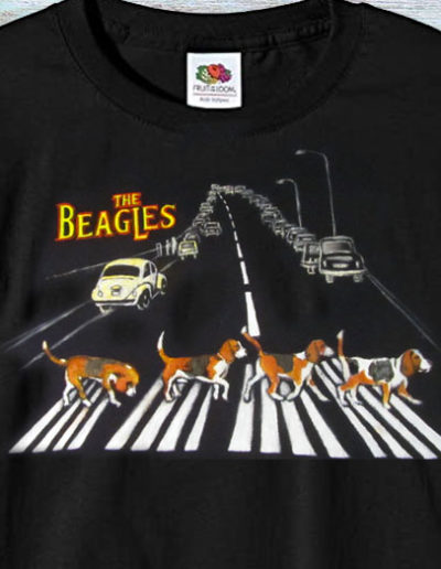 T-shirt dipinta a mano con cani beagles che attraversano le strisce