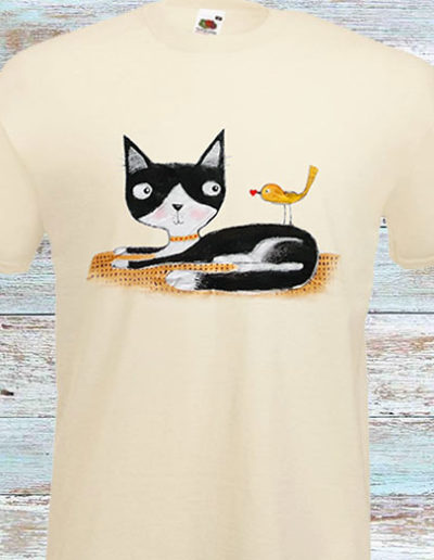 T-shirt bianca dipinta a mano con gatto e uccellino