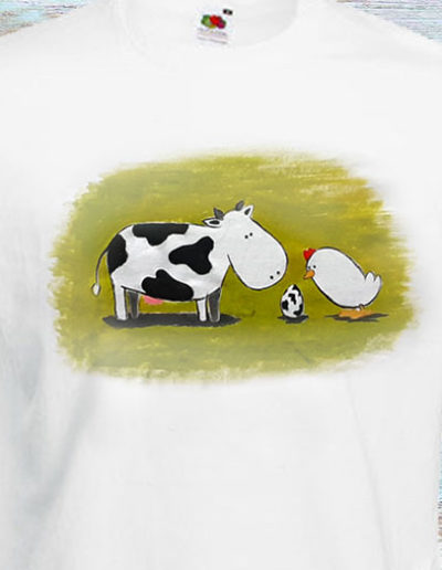 T-shirt dipinta a mano con mucca uovo e pulcino