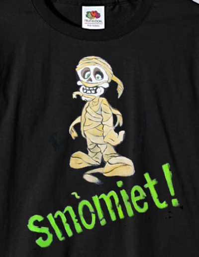 T-shirt dipinta a mano con mummia con scritto smomiet