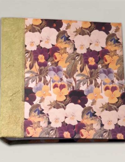 Album foto artigianale rivestito con carta stampata fiorita e costa carta banana verde