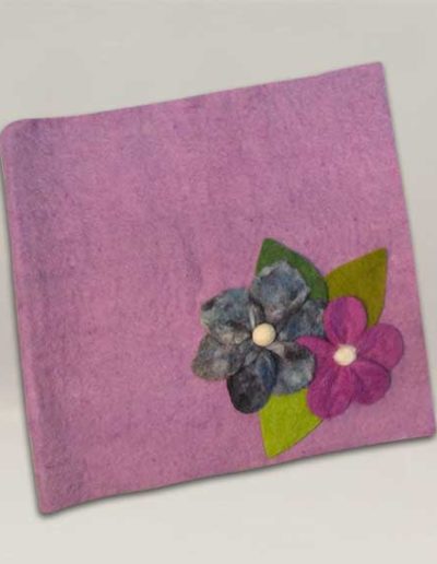 Album foto artigianale rivestito con lana cotta color viola e due fiori di lana cotta