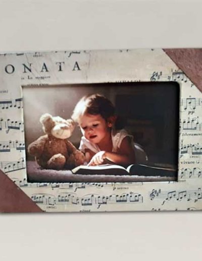 Portafoto artigianale rivestito con carta Tassotti fantasia scritta invecchiata
