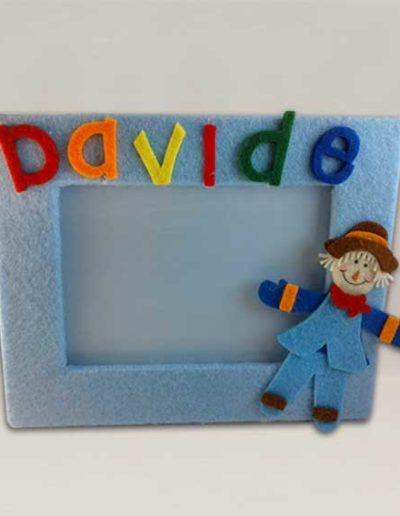 Portafoto artigianale rivestito con feltro azzurro e nome Davide