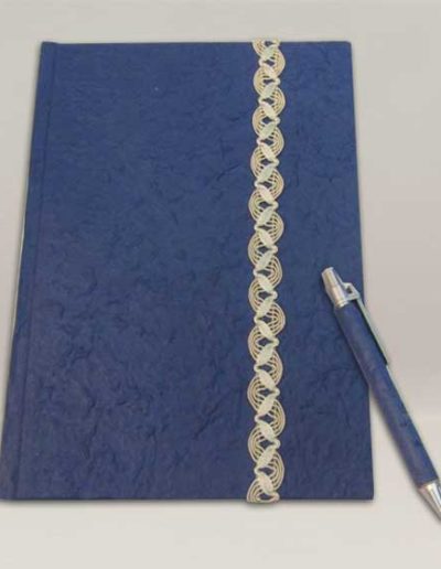 Quaderno rivestito con carta gelso blu e penna abbinata. Handmade