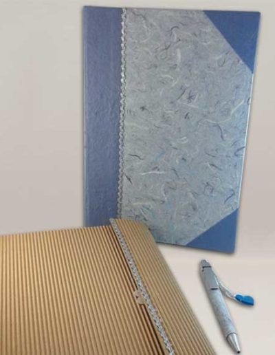 Quaderno rivestito con carta gelso azzurra e custodia abbinata e penna. Handmade
