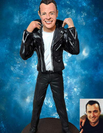 Statuina uomo che imita fonzie